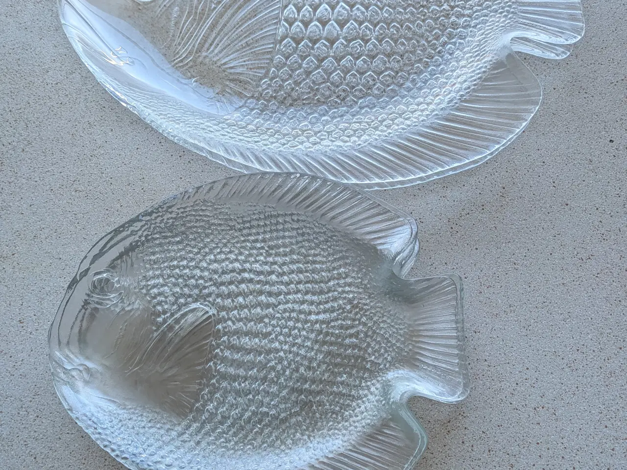 Billede 1 - 2 fine fiskefade med 8 tilhørende tallerkener