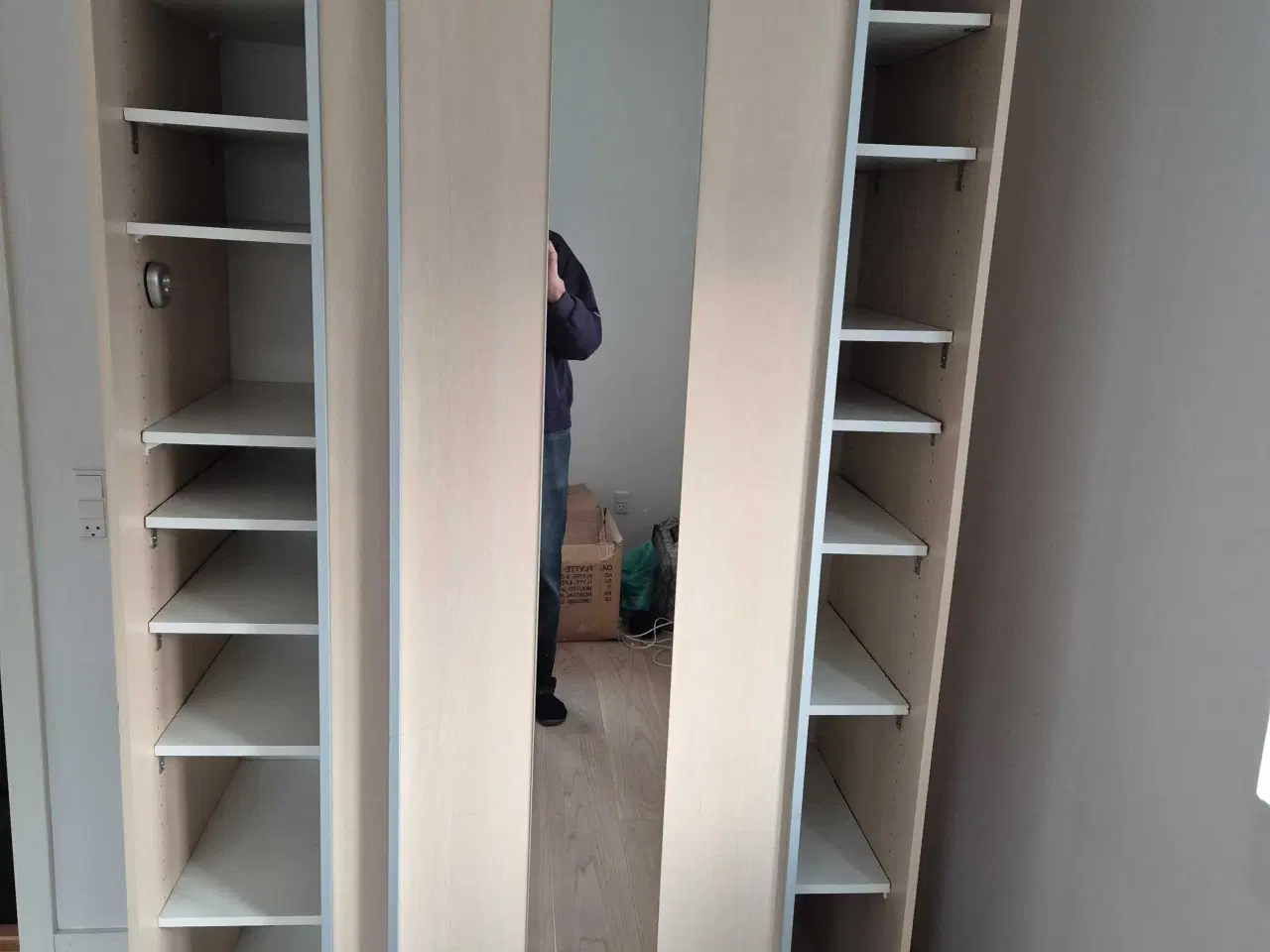 Billede 2 - Skab med skyde låge