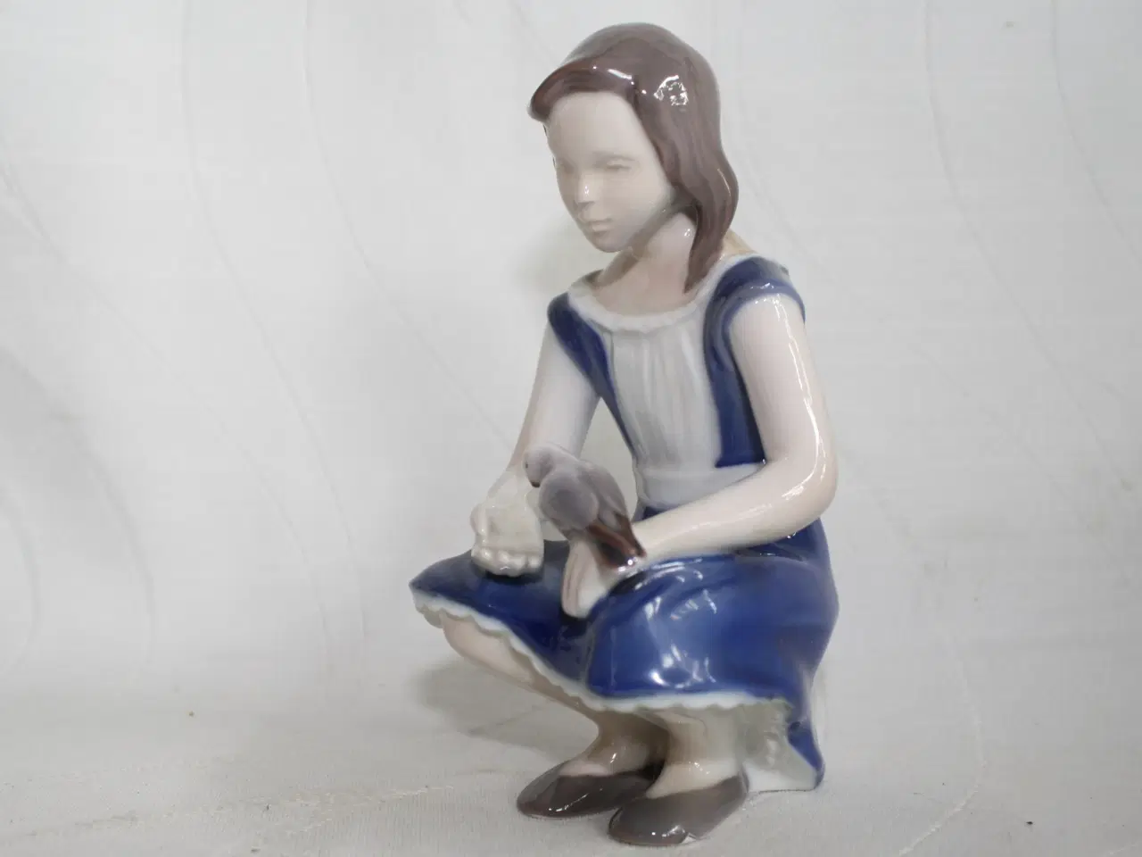 Billede 3 - Pige med due, figur fra Bing & Grøndahl 
