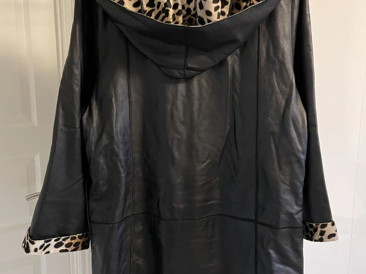 Billede 3 - Vendbar skindjakke sort skind / Leopard
