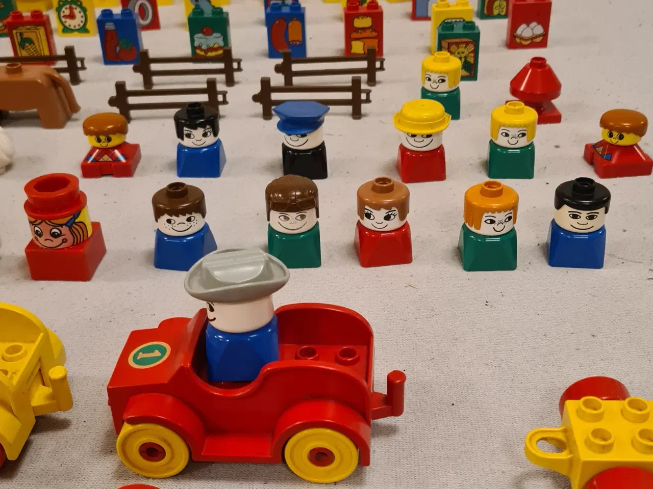 Billede 10 - LEGO DUPLO byggesæt med tog og figurer