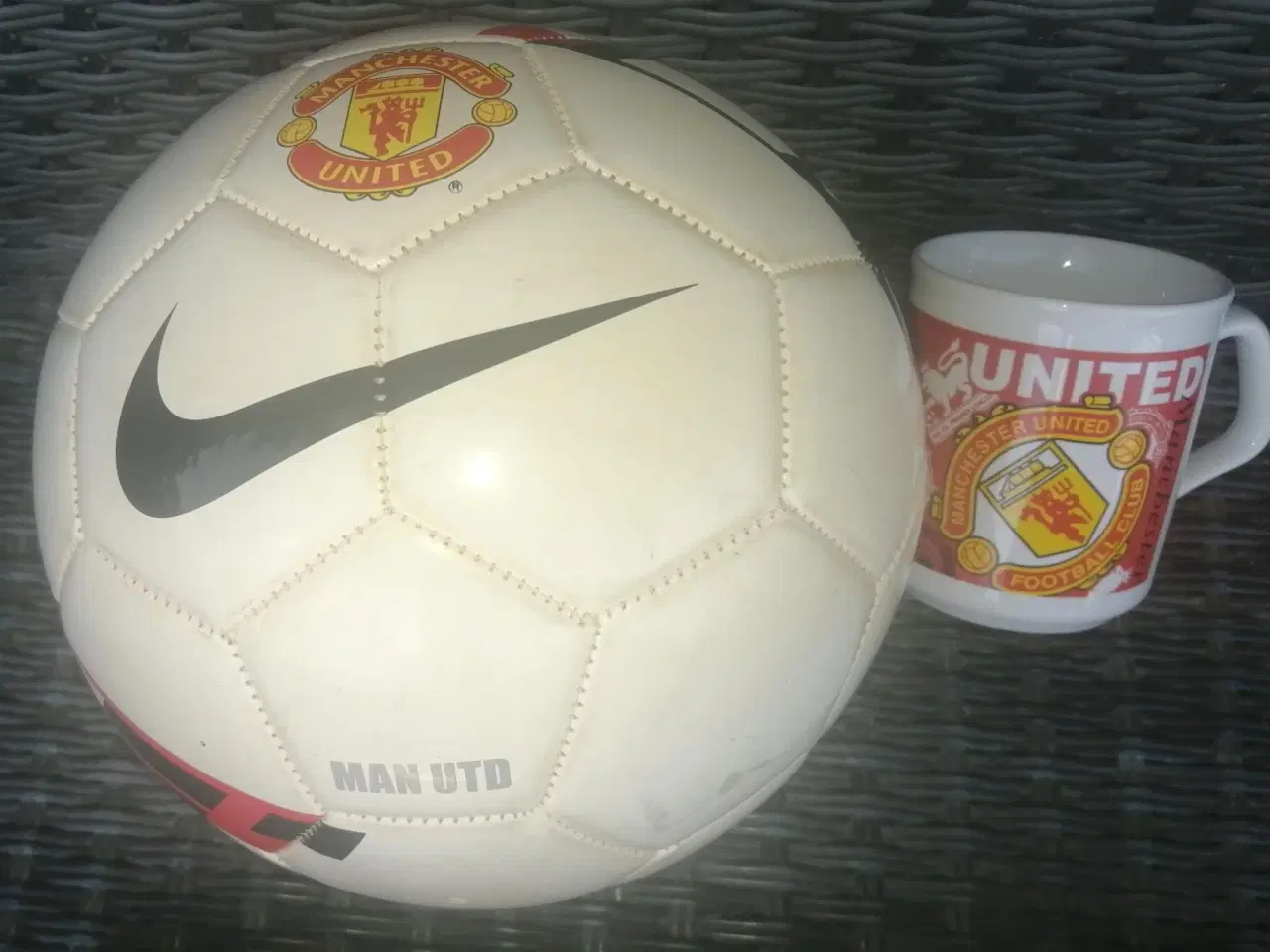 Billede 2 - MANCHESTER UNITED, NIKE BOLD, 2 BØGER OG KRUS