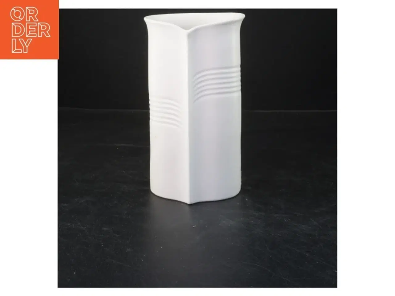 Billede 1 - Hvid vase fra Soholm (str. 19,5x10x8 cm)