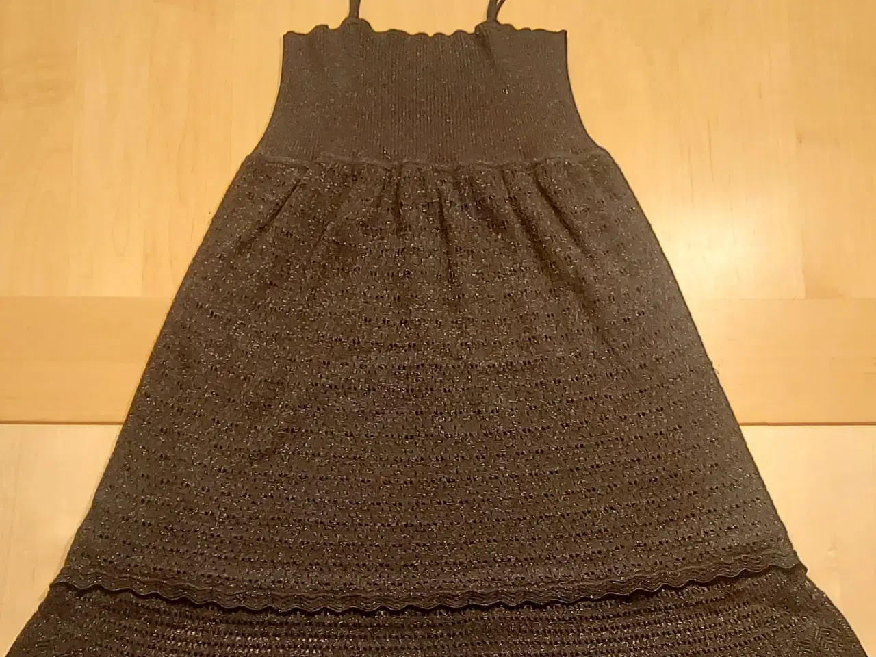 Billede 1 - Sort glitrende kjole med spaghetti stropper sælges