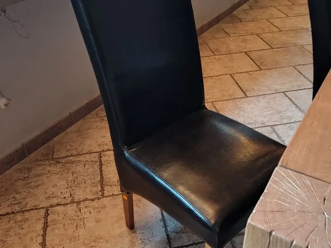Billede 2 - 12 stole med sort læderbetræk