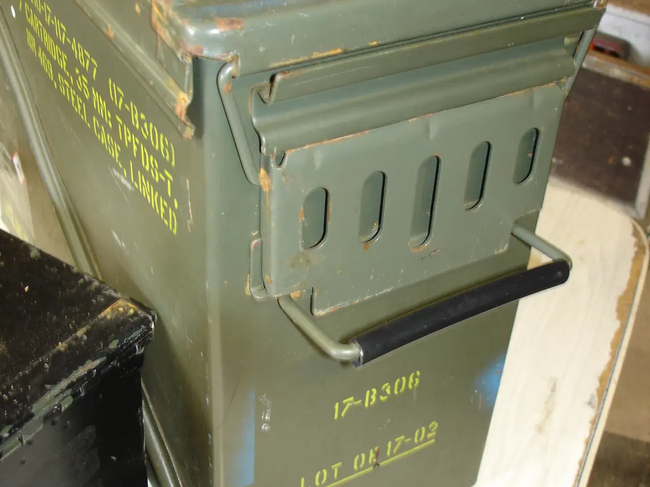 Billede 2 - Militære effekter Hjelme m.m.