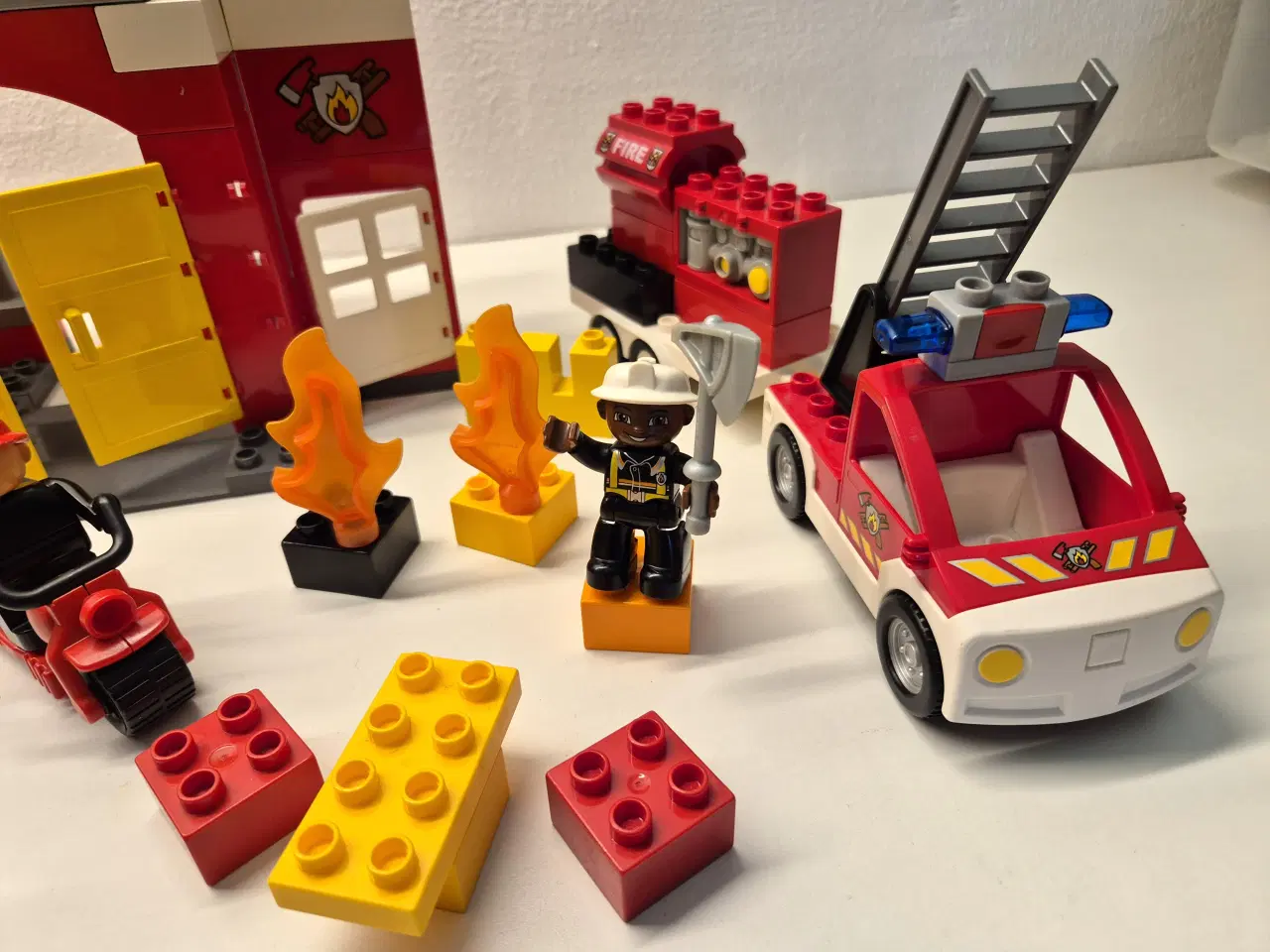 Billede 2 - Duplo Brandstation med brandbil og figurer