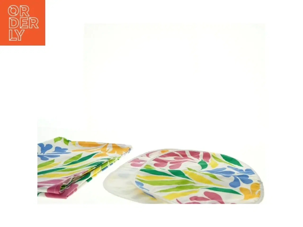 Billede 3 - Farverig dug og bordskånere (str. 46 x. 34 cm. 135 x. 180 cm)