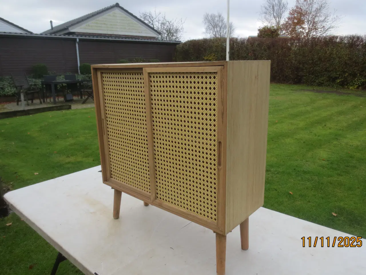 Billede 1 - 1 stk Skab med Fletskydelåger og en hylde