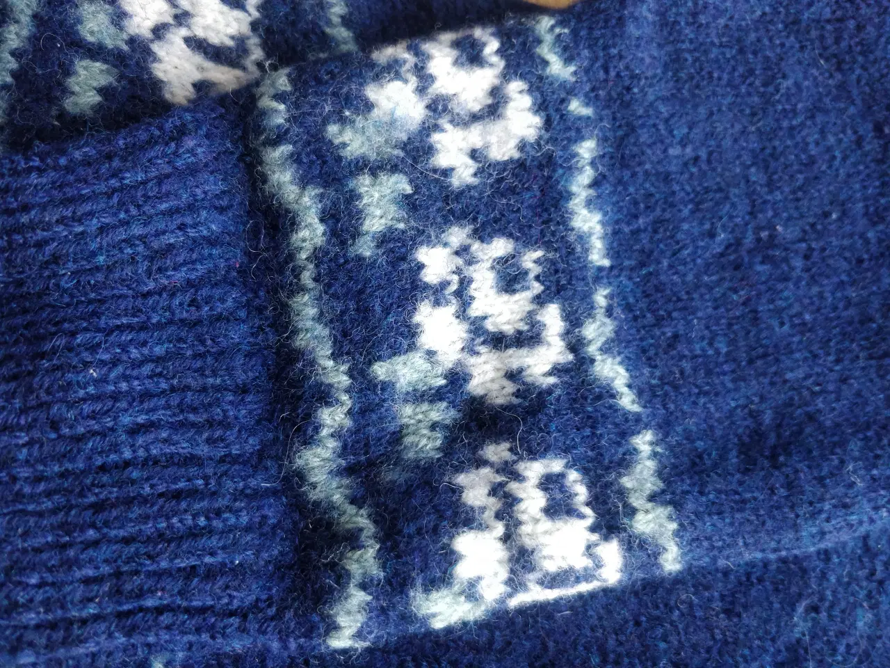 Billede 3 - Håndlavet strik sweater med hvide blomster