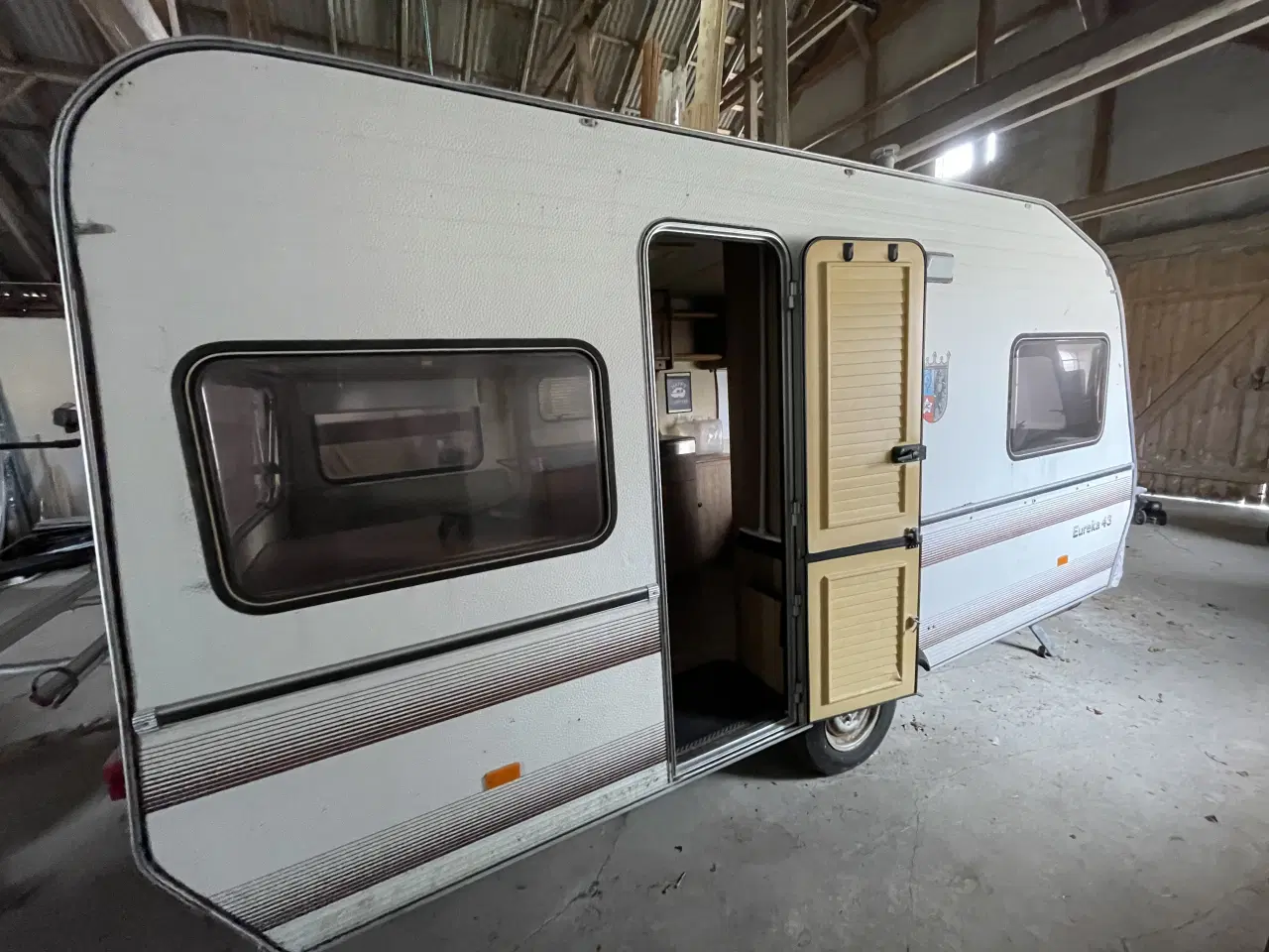 Billede 4 - Campingvogn med køkken og siddegrupper/sovepladser