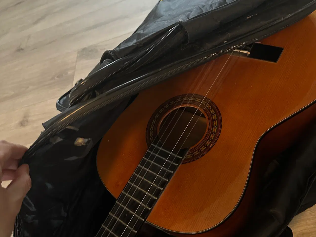 Billede 10 - Guitar med taske