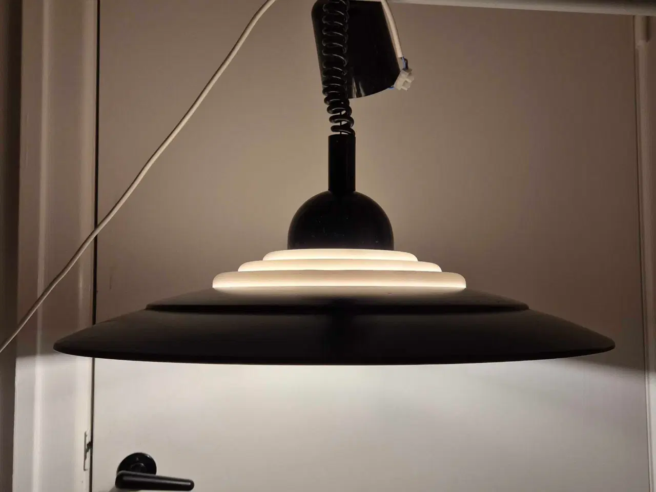 Billede 12 - Ufo-inspireret loftslampe med hejsefunktion 