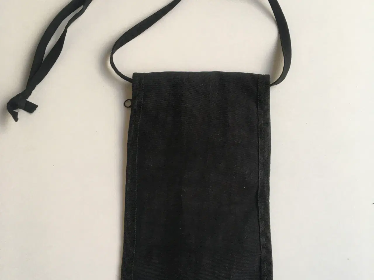 Billede 2 - Pengecat i sort nylon med indstillige rem til pas