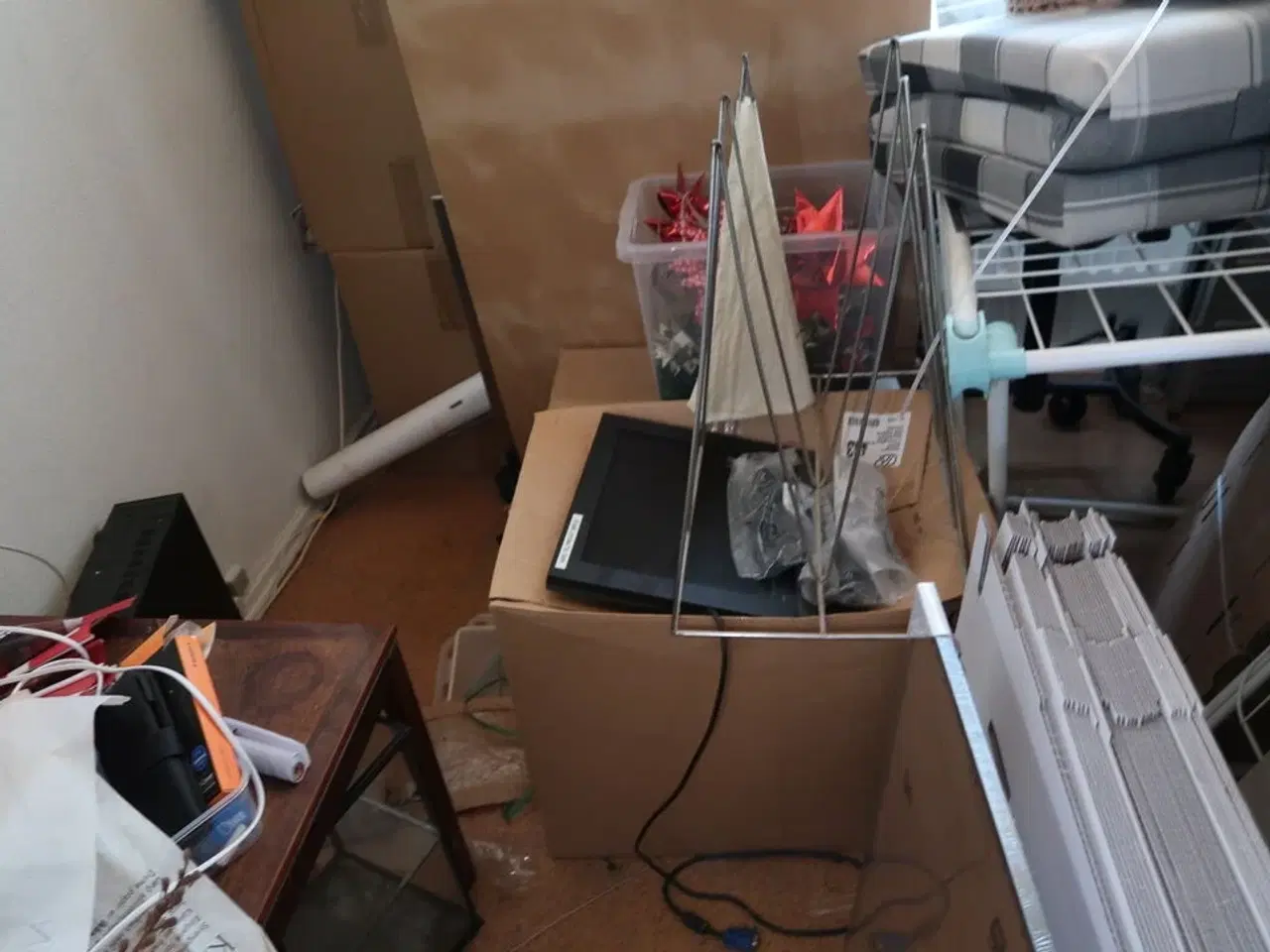 Billede 4 - Div. indhold i rum