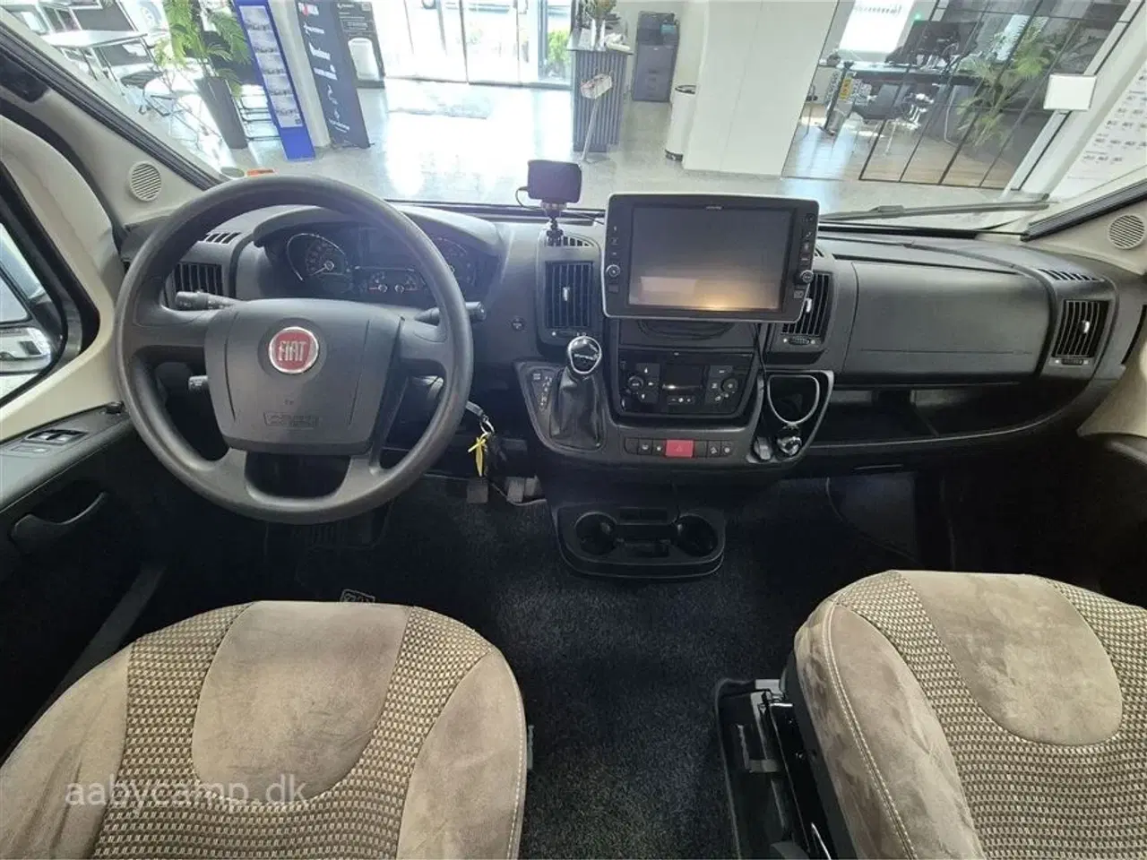 Billede 7 - 2020 - Pössl Roadcar R 640 Automatgear. 2x solceller. batteri. markise. duo-control. kompressor køleskab. undervognsbehandlet. helårsdæk. anhængertræk. soft close på bo-delsdør.