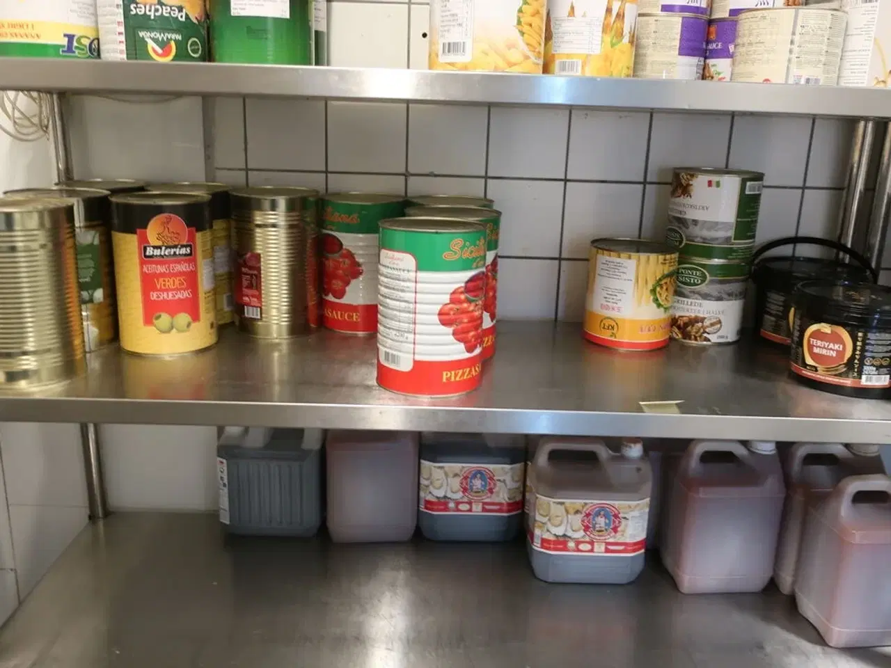 Billede 4 - Reol med indhold