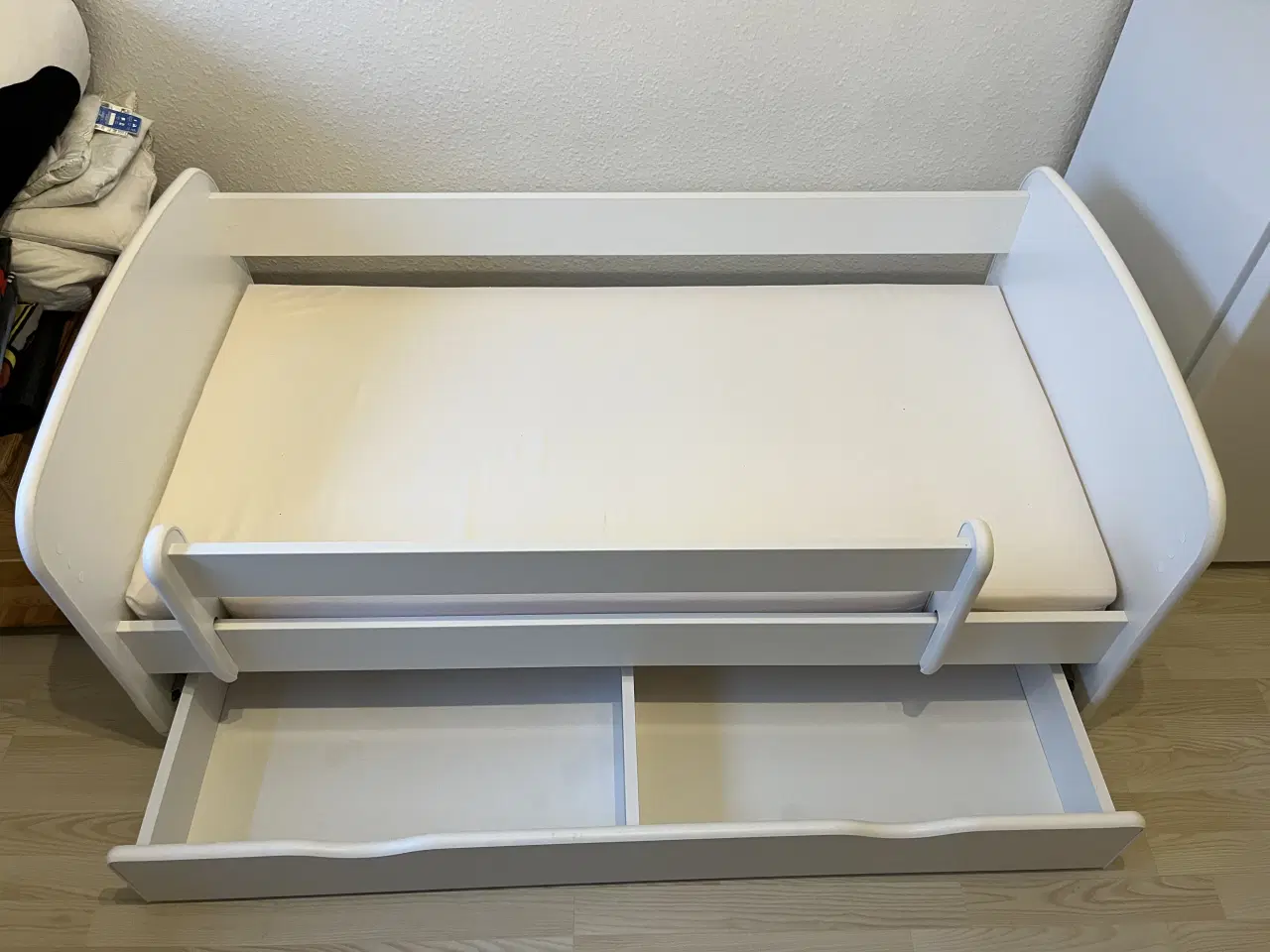 Billede 1 - Juniorseng med tilbehør