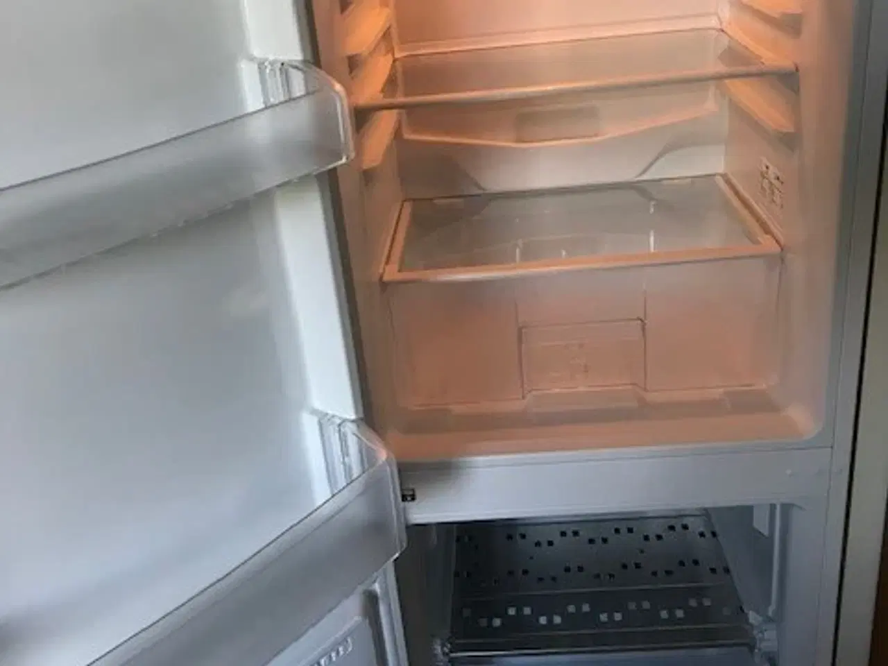 Billede 1 -  Haka A+ køle/fryseskab, 53 L frys og 151 L kølesk