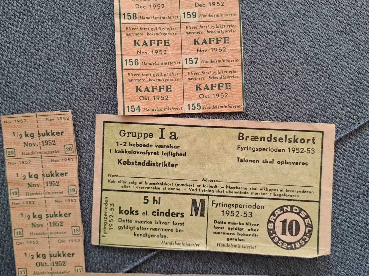 Billede 4 - Aviser fra 1945 og rationeringsmærker 