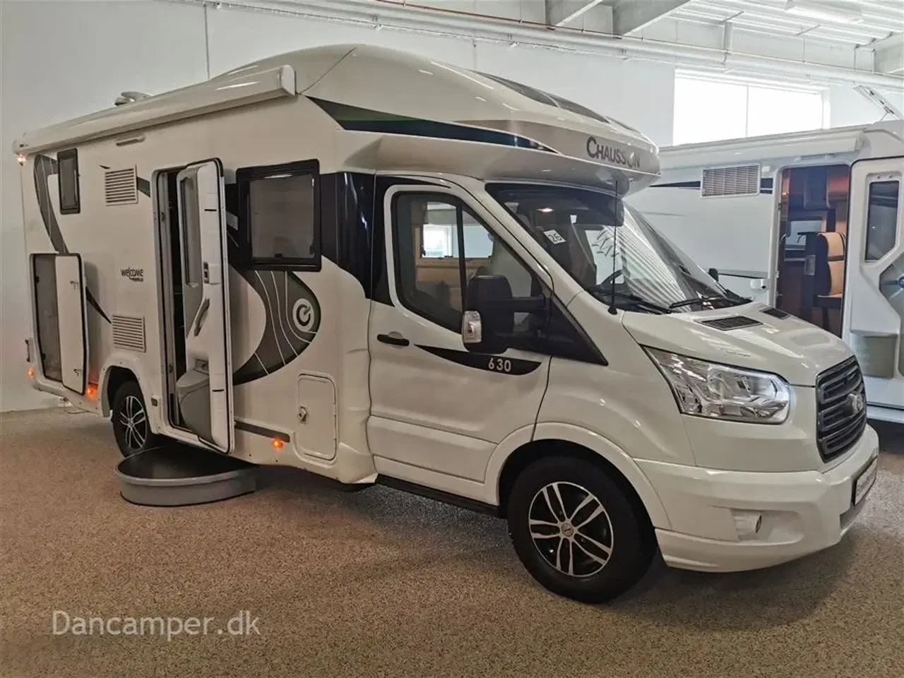 Billede 1 - 2019 - Chausson Welcome Premium 630   UNDER KLARGØRING! 2019 Model! 170 hk Ford med el.sænkbare enkeltsenge, Tertek antenne og masser af yderligere udstyr.