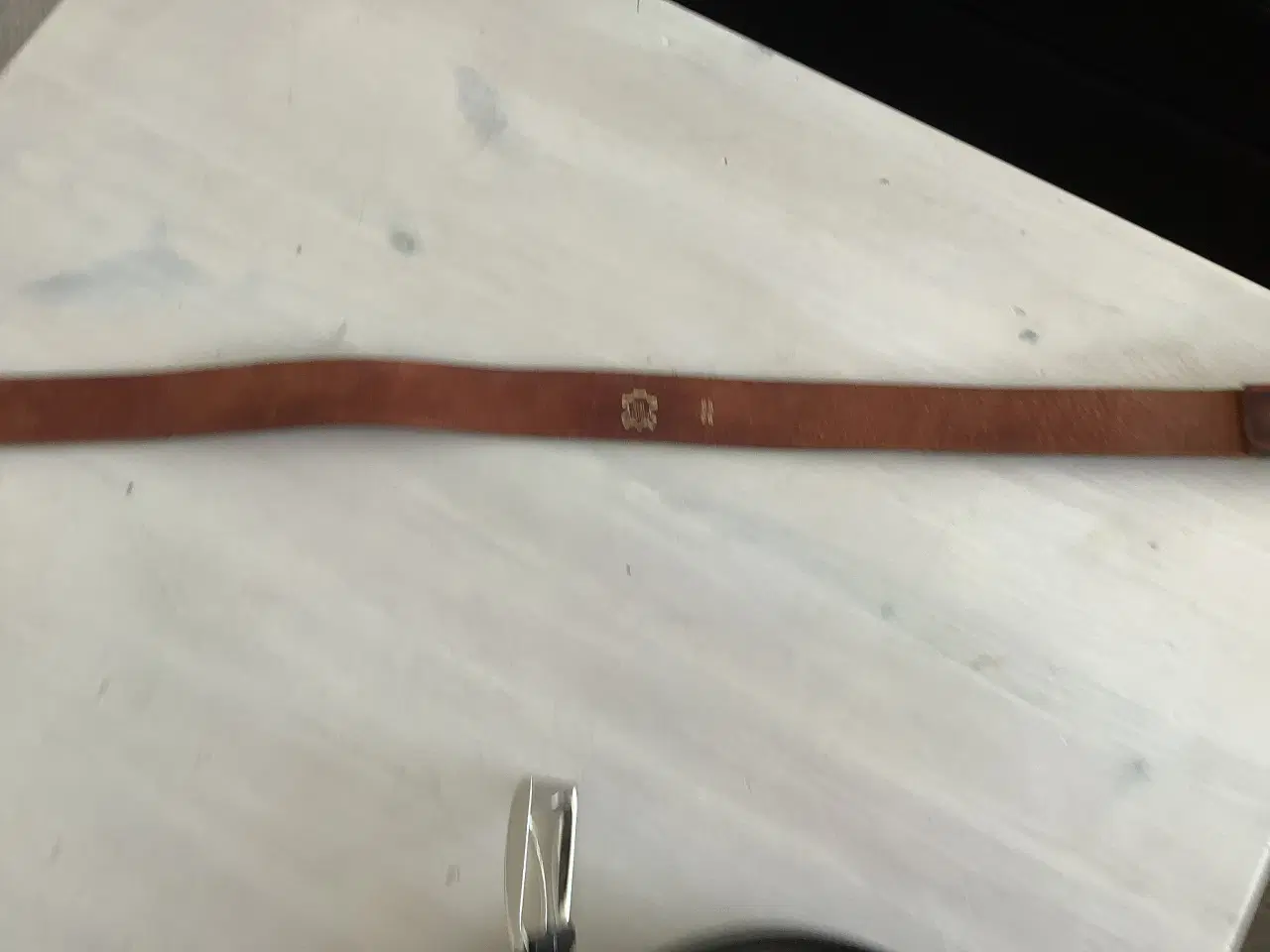 Billede 3 - Sort bælte og brun læderbælte.