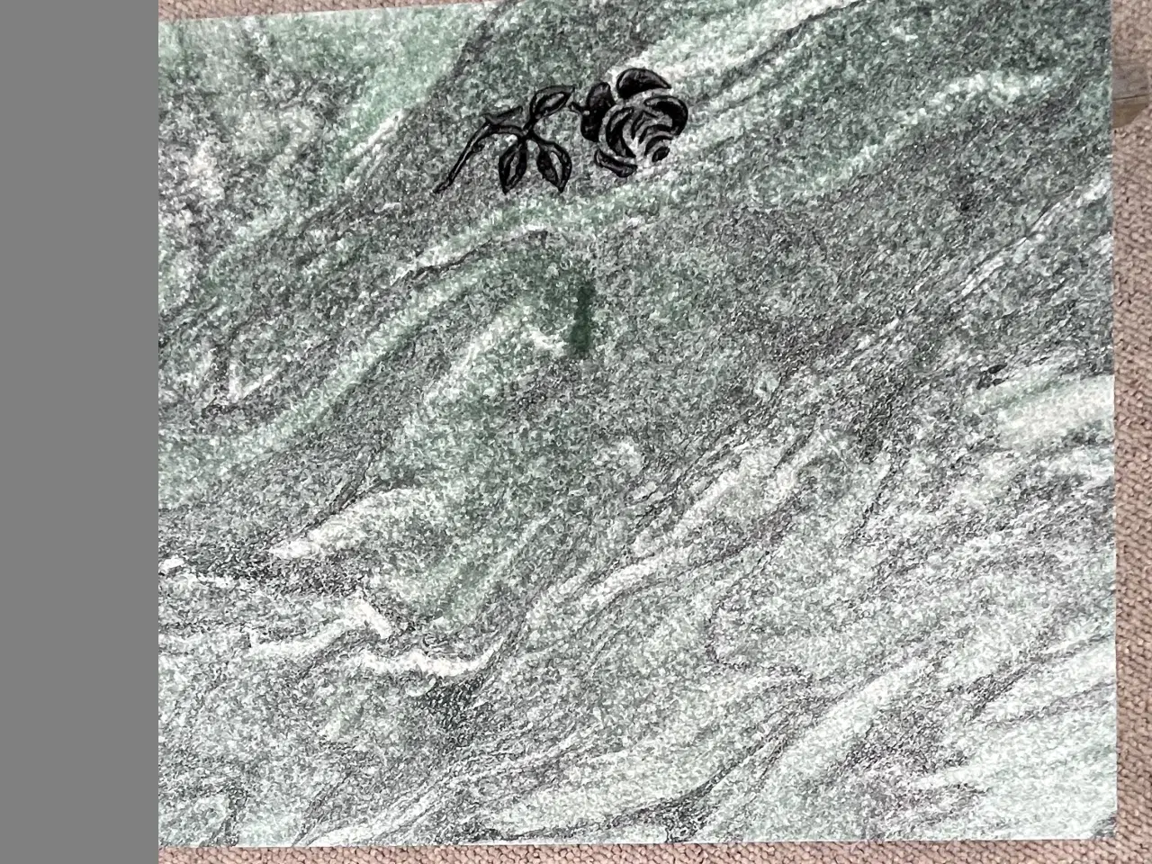 Billede 1 - Grønmeleret gravsten.