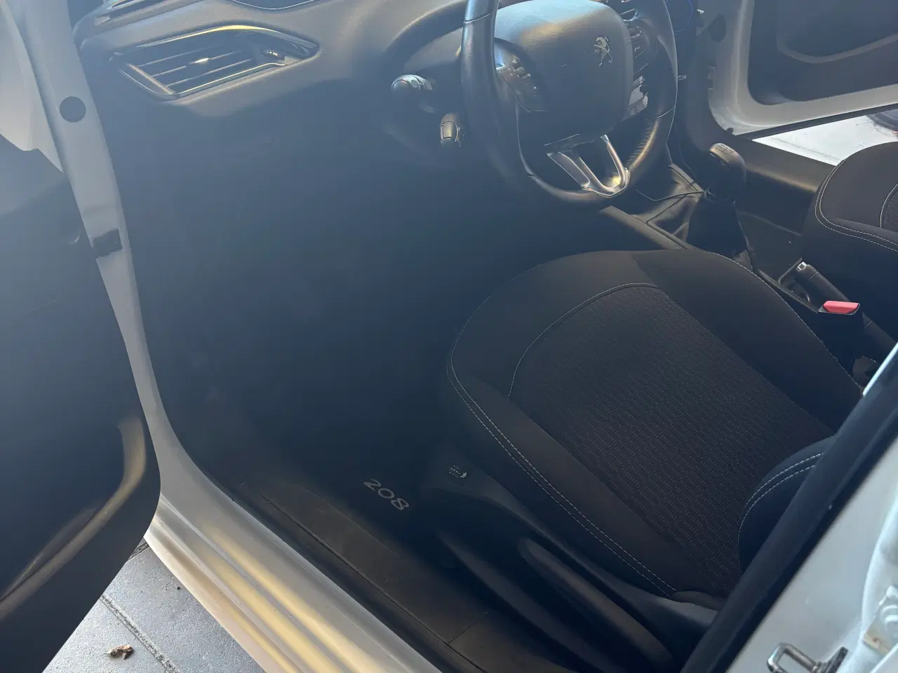 Billede 6 - Pæn og velkørende Peugeot 208 fra 2018