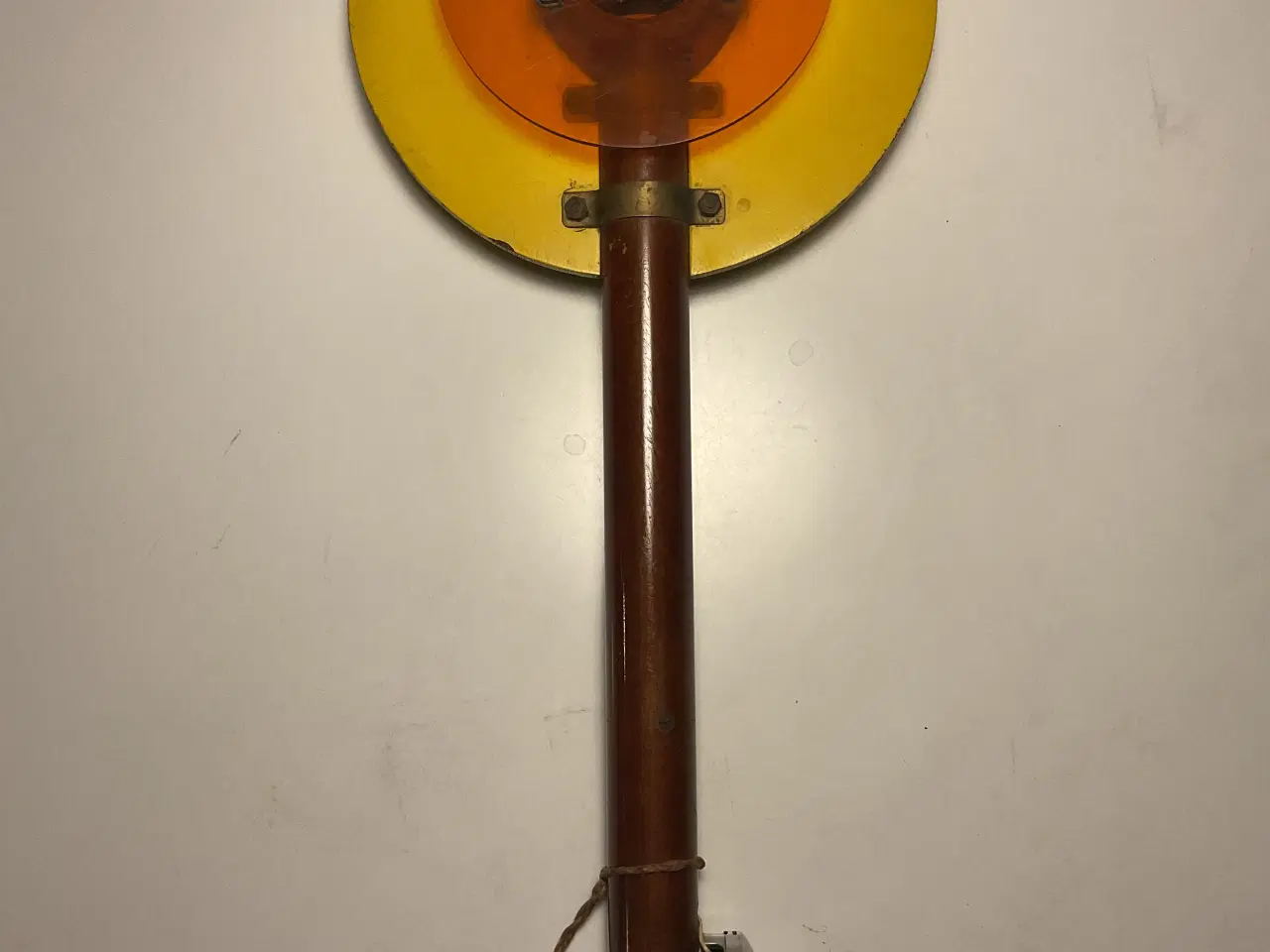 Billede 1 - Signalstav (måske jernbane). Lyset virker