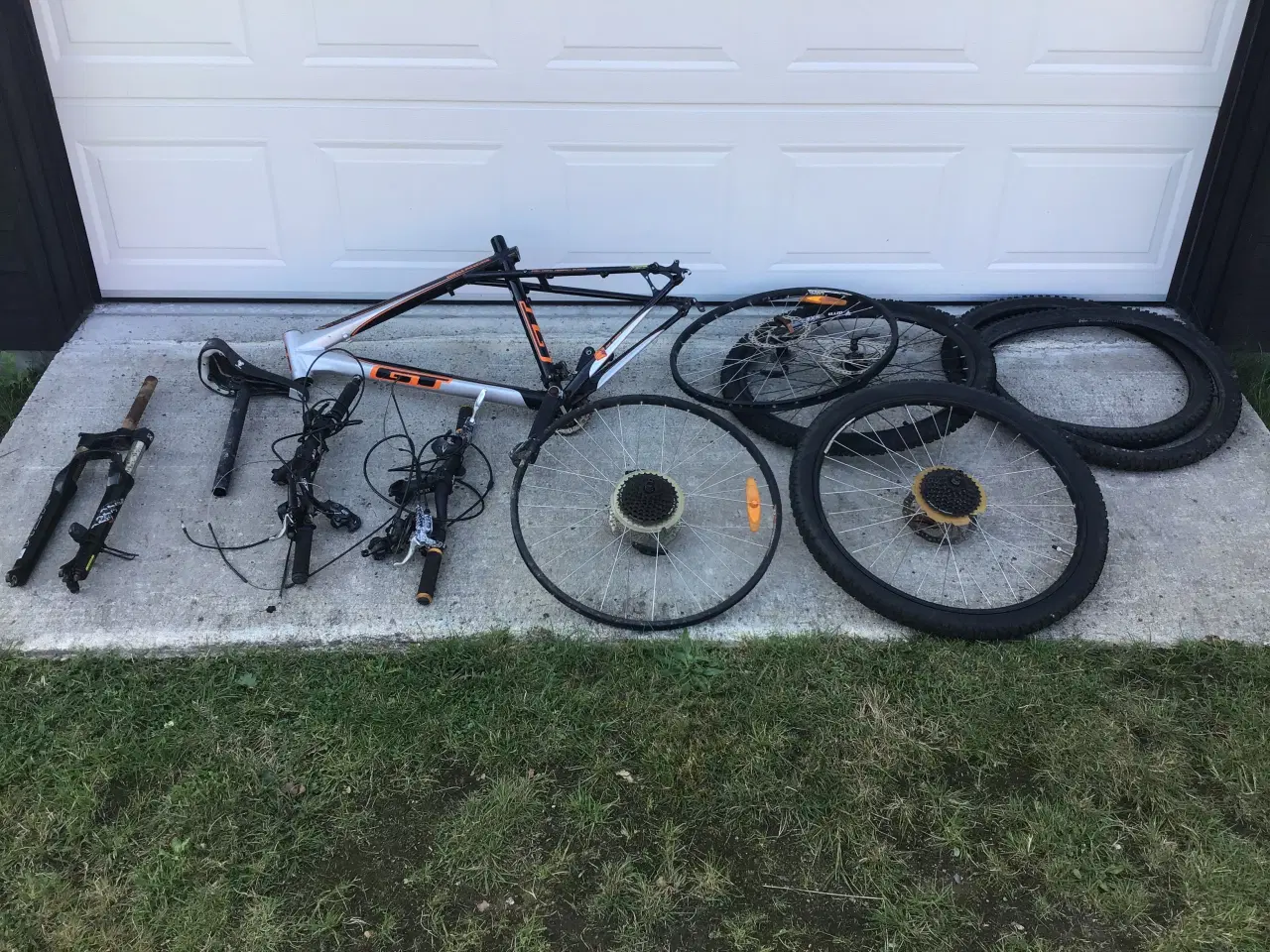 Billede 4 - GT cykelstel med flere ekstra dele, ikke komplet