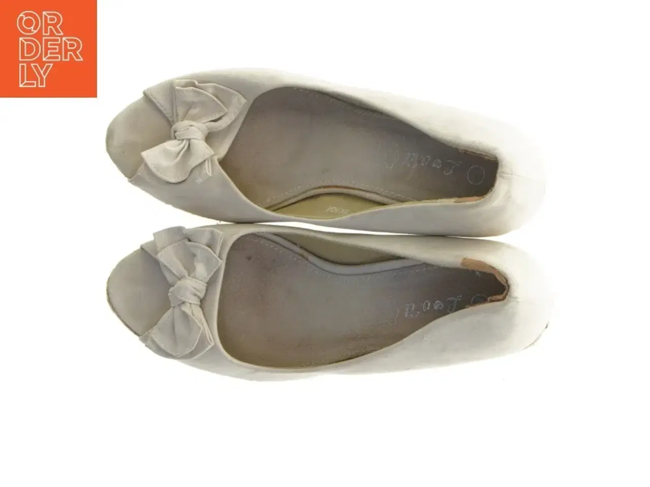 Billede 4 - Beige kilehælsko med bånddetalje (str. 40)