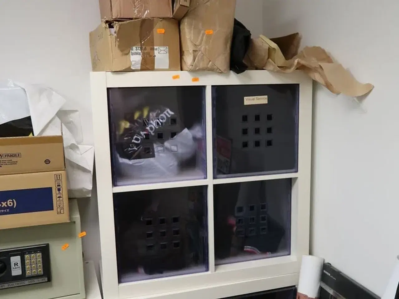 Billede 1 - Opbevaringsreol/skab med div. Arbejdstøj