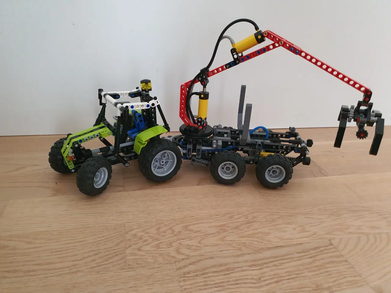 Billede 1 - LEGO teknik, Traktor med forstkran