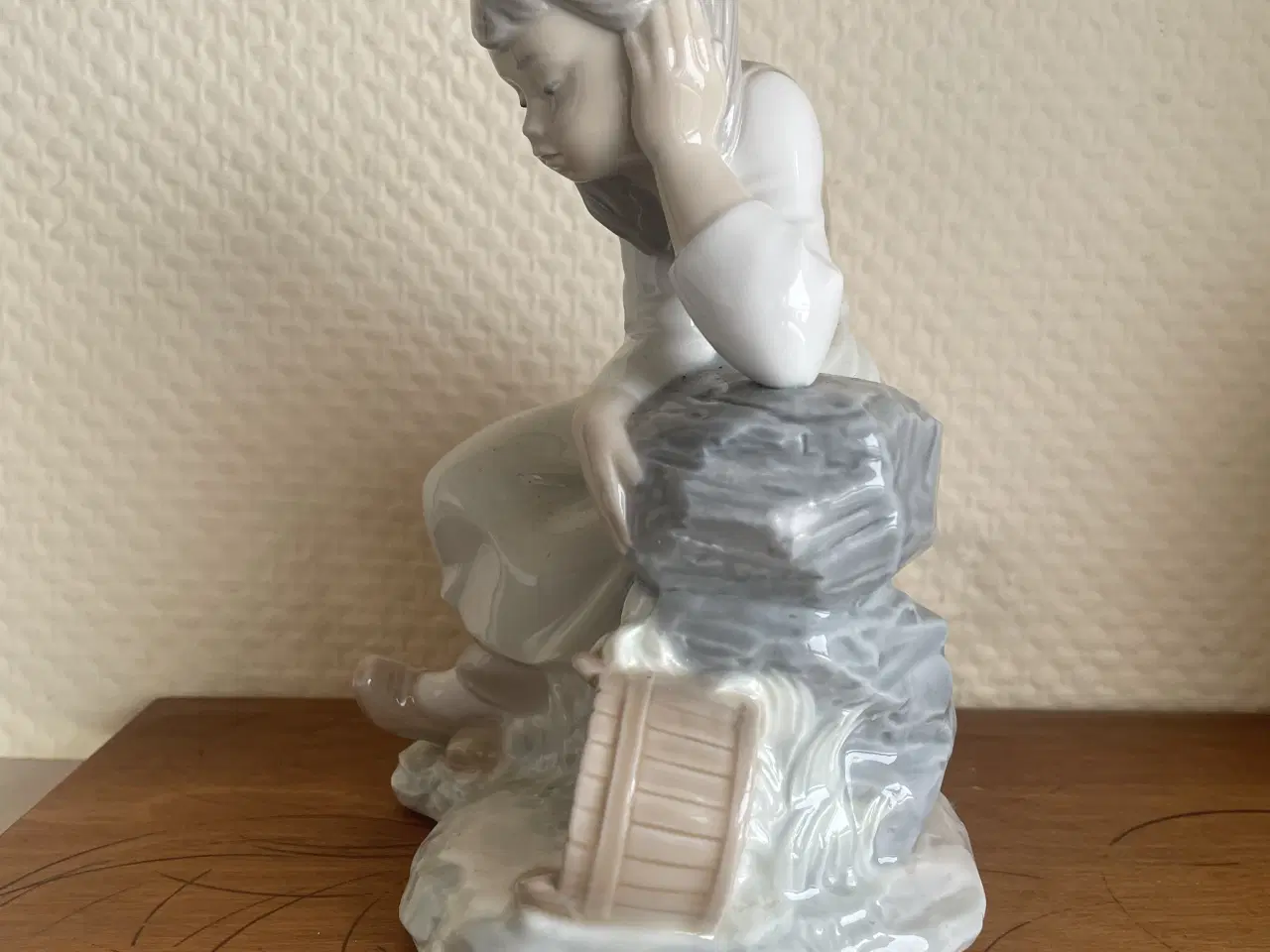 Billede 2 - ‘Pige Siddende På Sten Med Væltet Mælkespand’ NAO/