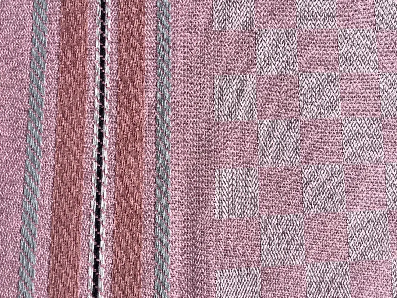 Billede 2 - Spisebords dug sart/rosa/lyserød med indvævet møn 