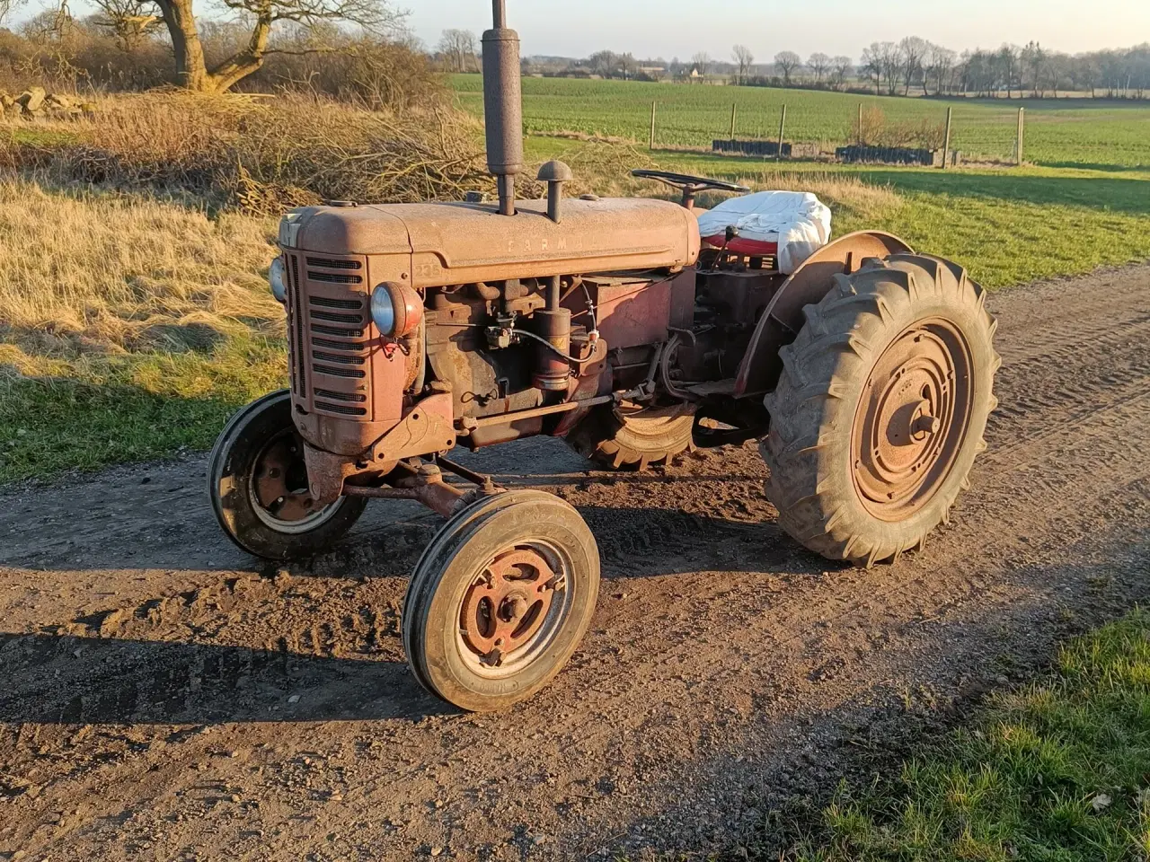 Billede 1 - Veteran traktor IH Farmall 235