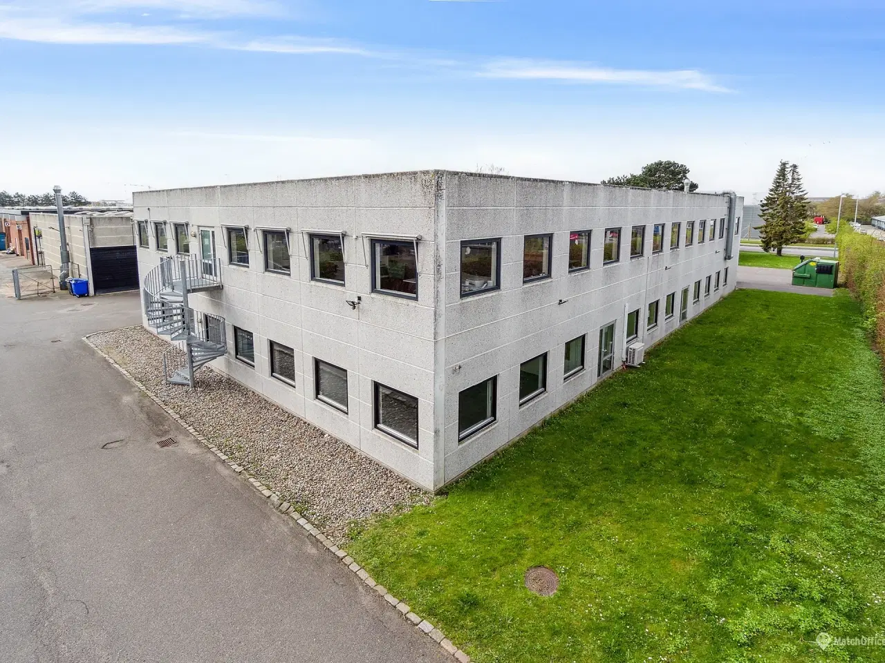 Billede 1 - Lager på 695 m² med høj loftshøjde og to elektriske porte
