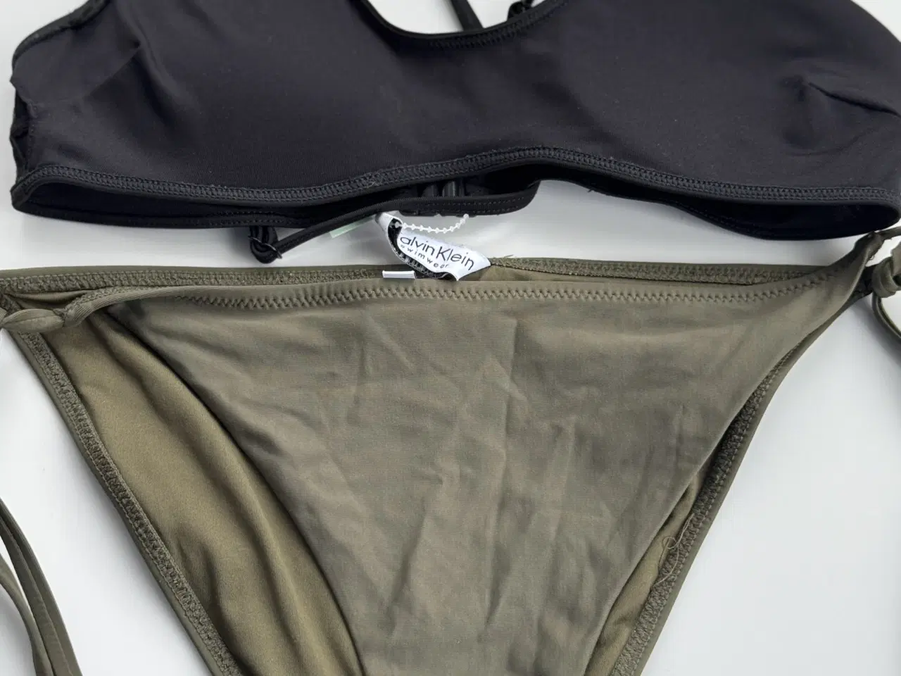 Billede 2 - Bikini str s. Underdel er fra Calvin Klein