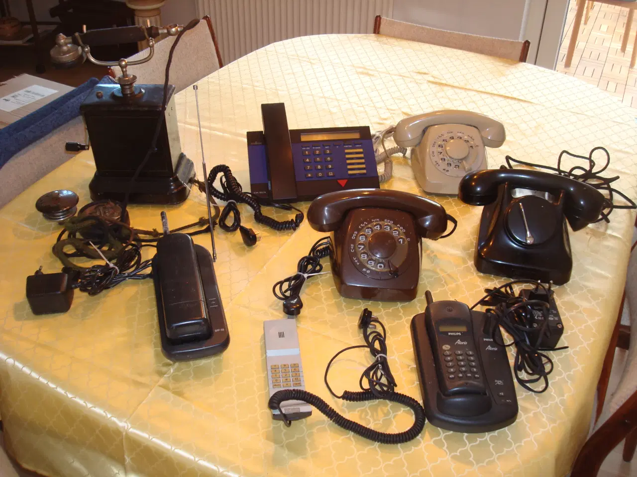 Billede 1 - 8 Gamle Telefoner