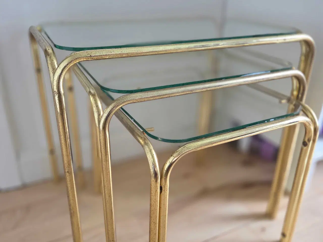 Billede 2 - Små borde med guld stel 