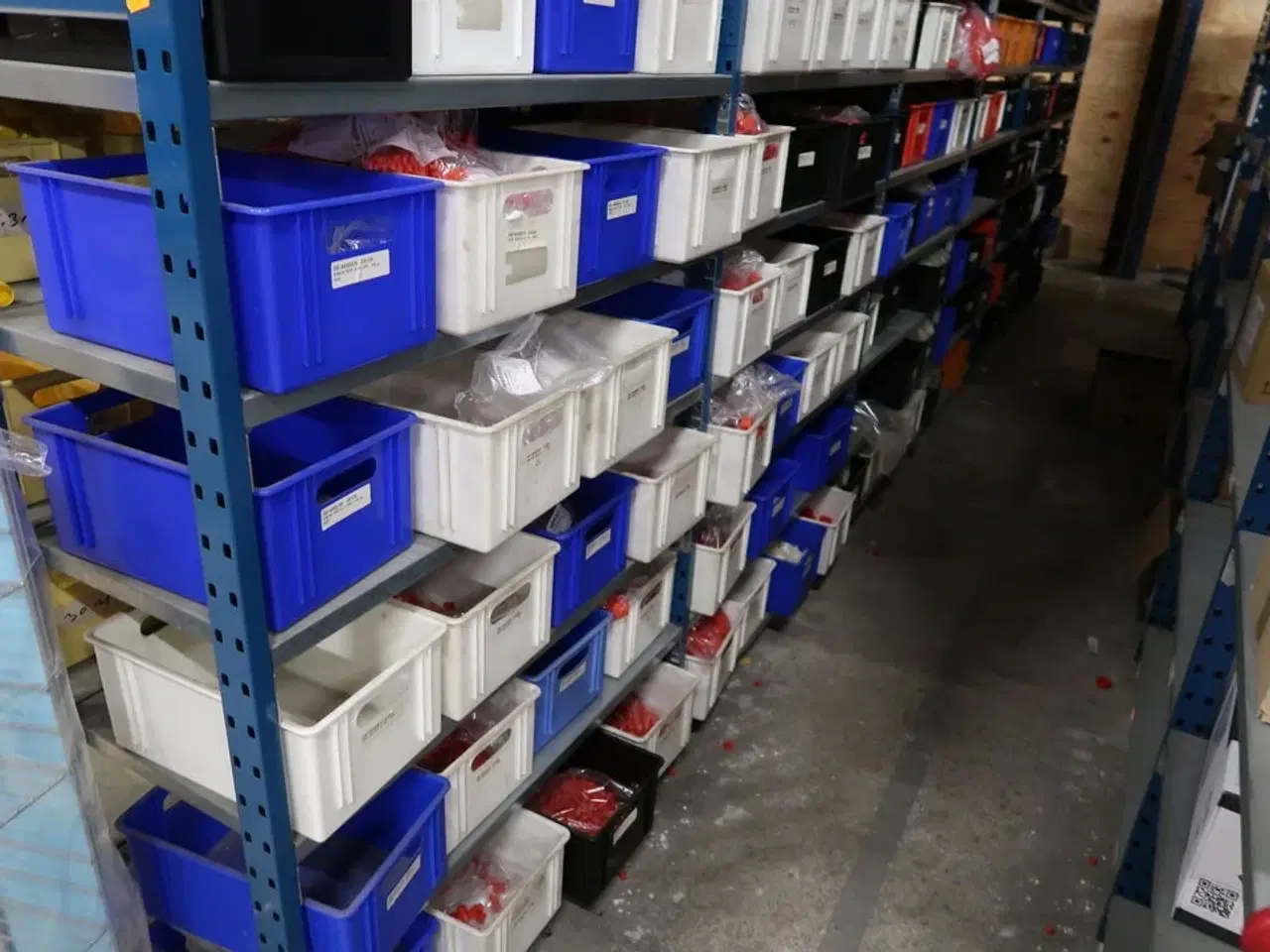 Billede 3 - 12 fag lagerreoler med indhold