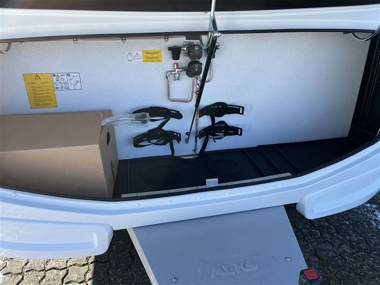 Billede 6 - 2026 - Kabe Ametist 560 GLE KS B8   fritstående dobbeltseng, rundsiddegruppe i mørkegråt  skind, ALDE centralvarme, vandbåren gulvvarme, ATC, stort kompressor køleskab