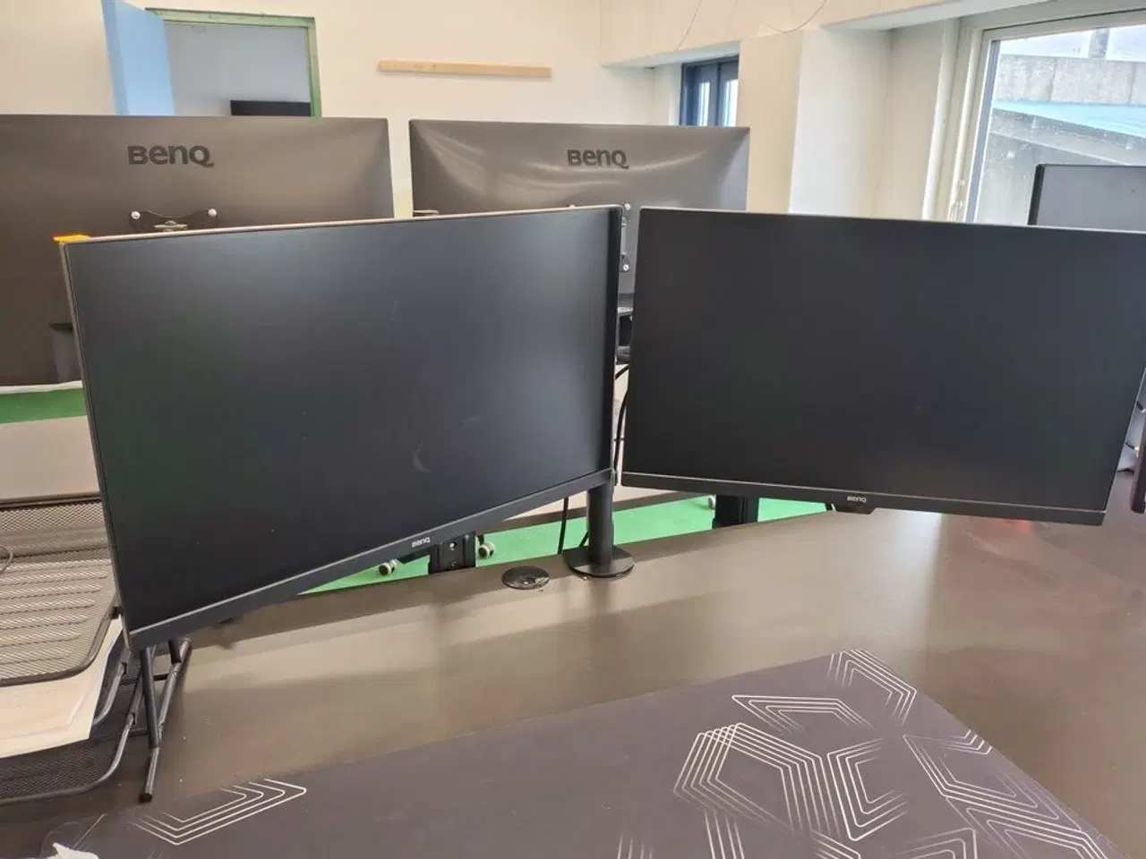 Billede 1 - To Benq skærme på stativ 27"
