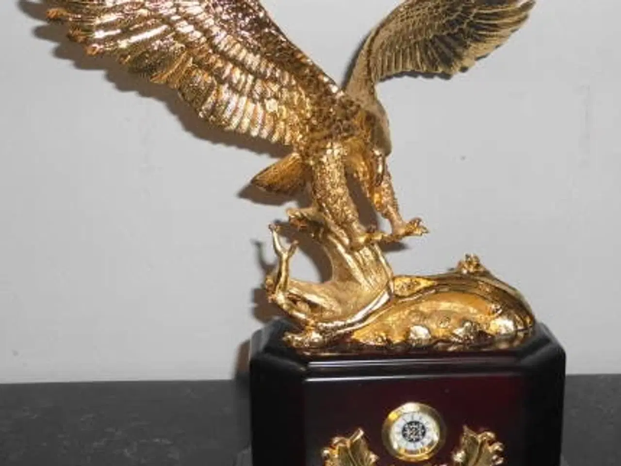 Billede 1 - Forgyldt ørnefigur på mahogni kasse m. ur