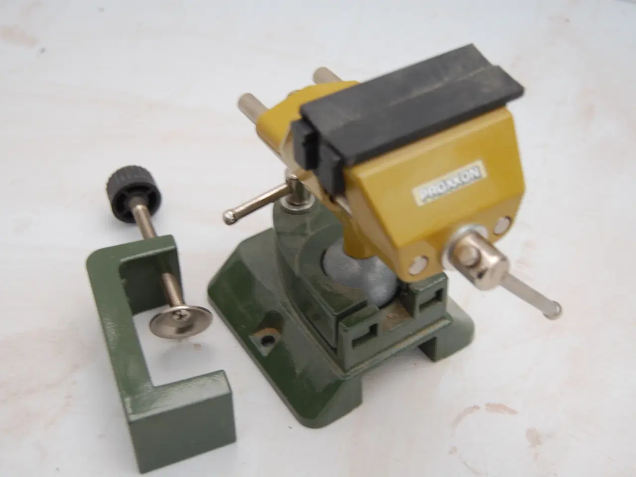 Billede 2 - Lille skruestik til hobby arbejde