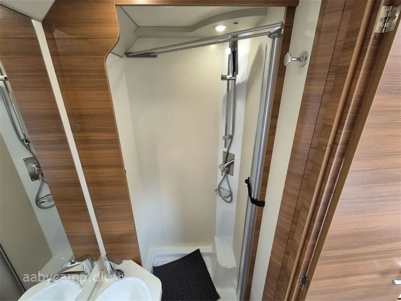 Billede 20 - 2022 - Elnagh Baron 575 Markise. solcelle. lithium batteri. inverter. cykelstativ. undervognsbehandlet. LPG fyldegas. Fuld service. 5 selepladser. Kun 41,000 km.