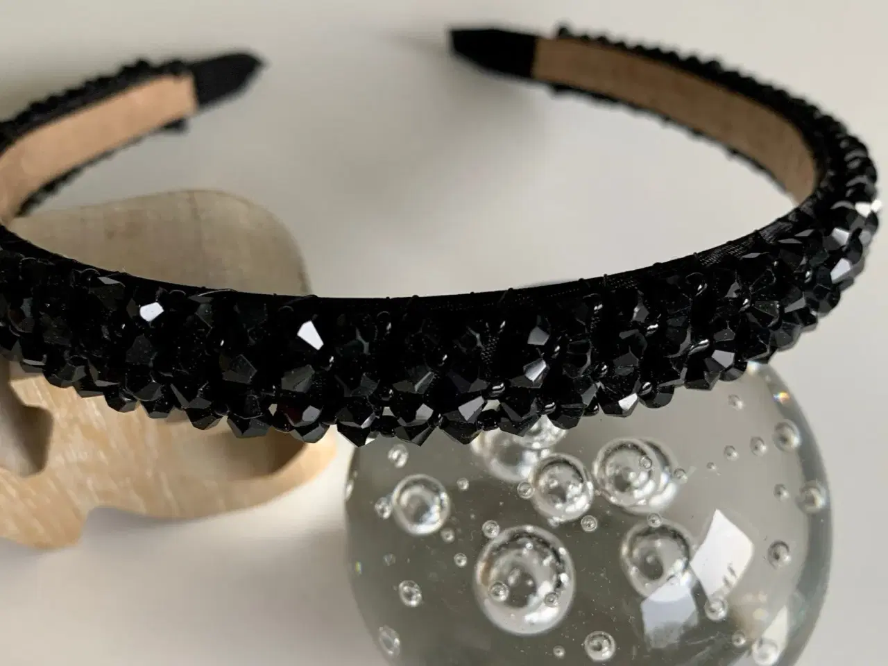 Billede 11 - Smuk sort hårbøjle med shiny perler i sort