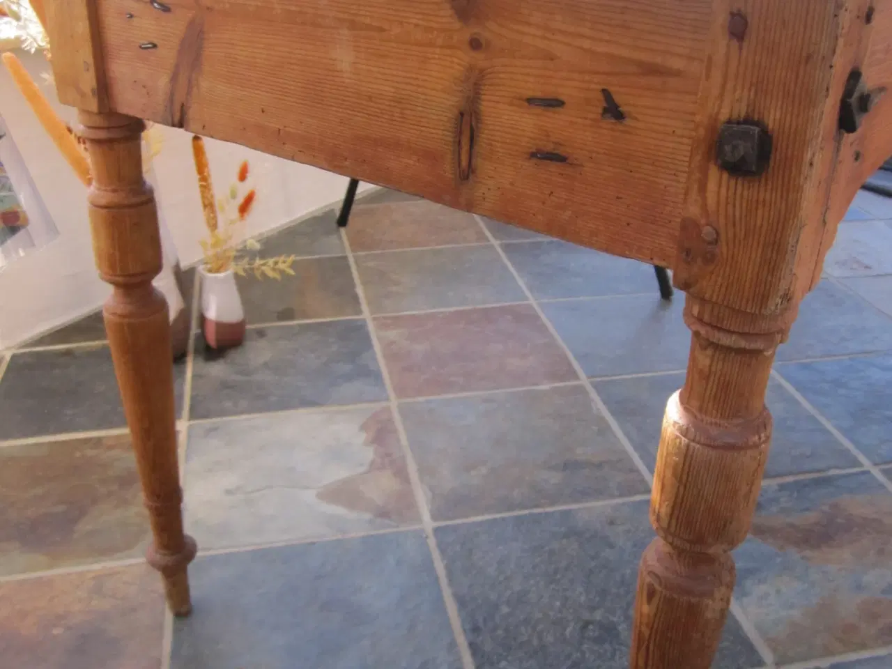 Billede 2 -  Spisebord med patina inkl. seks stole sælges