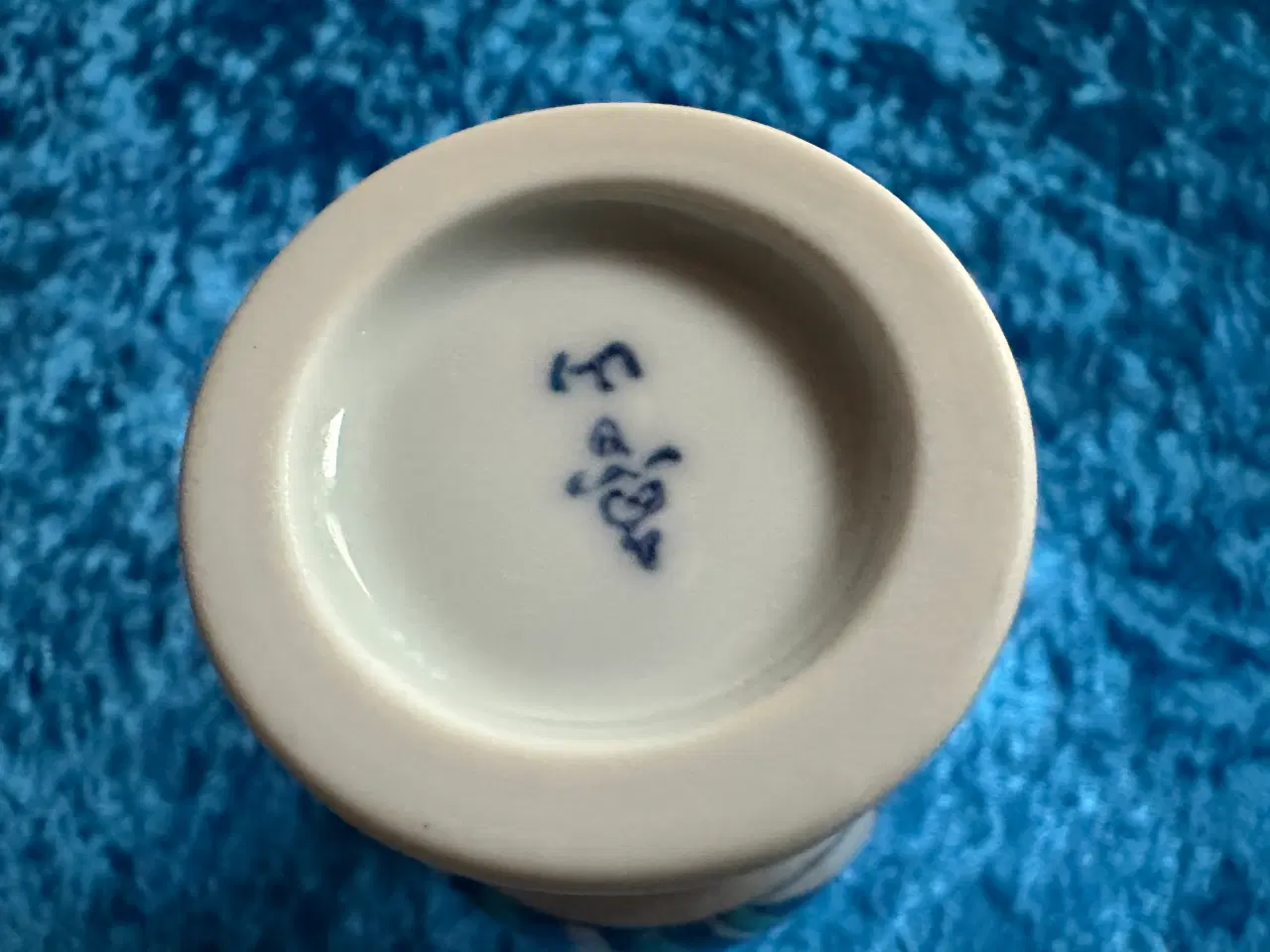 Billede 4 - Lille porcelænsvase med orange iris sælges