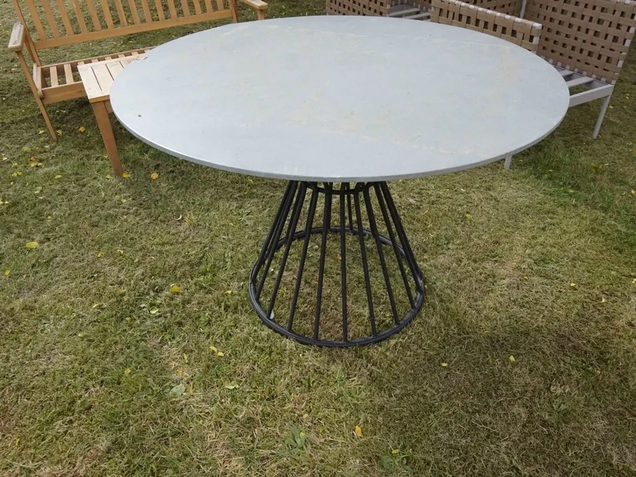 Billede 1 - Rundt havebord med metalstel